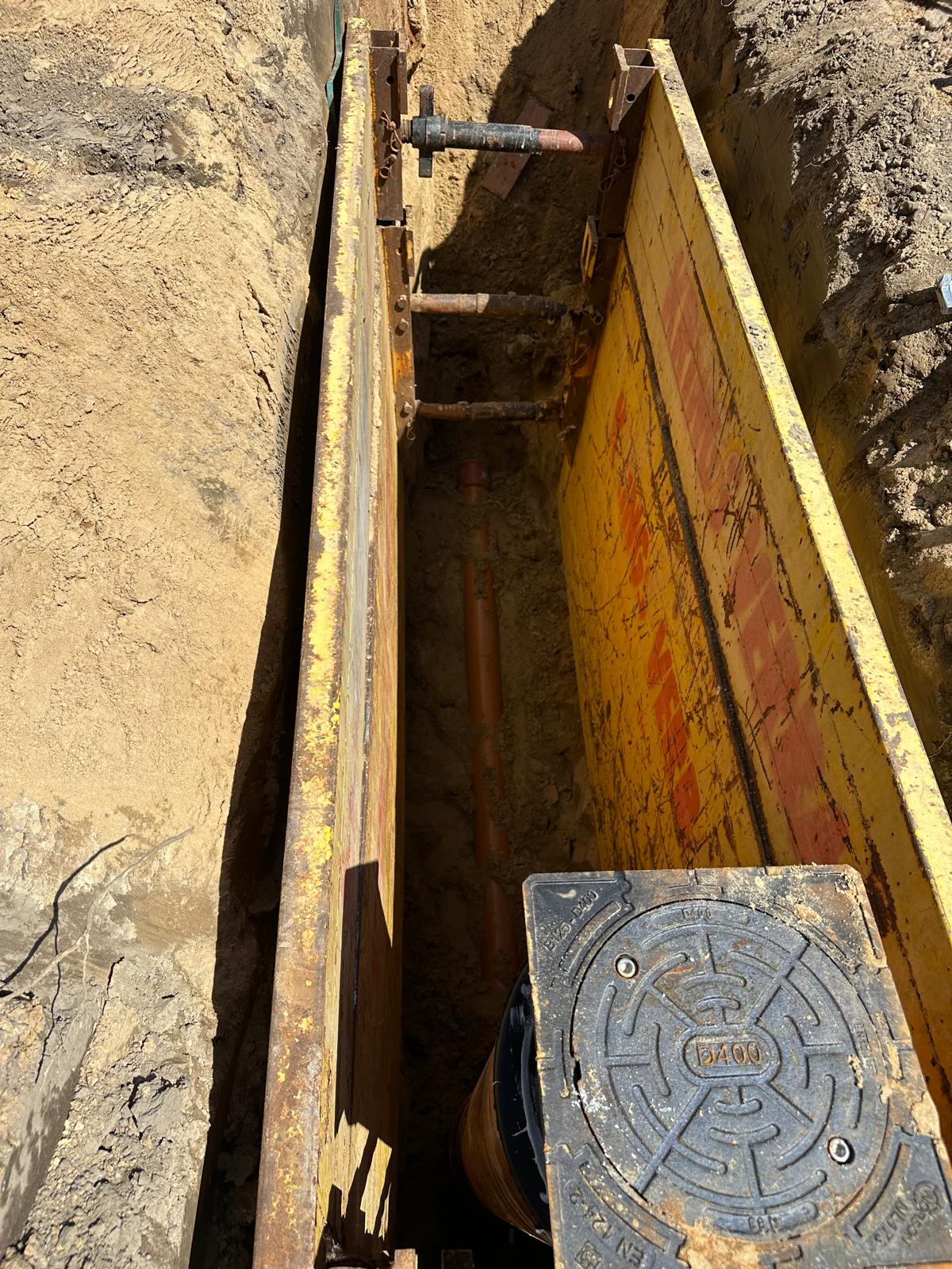 Układanie rury w wykopie z obudową